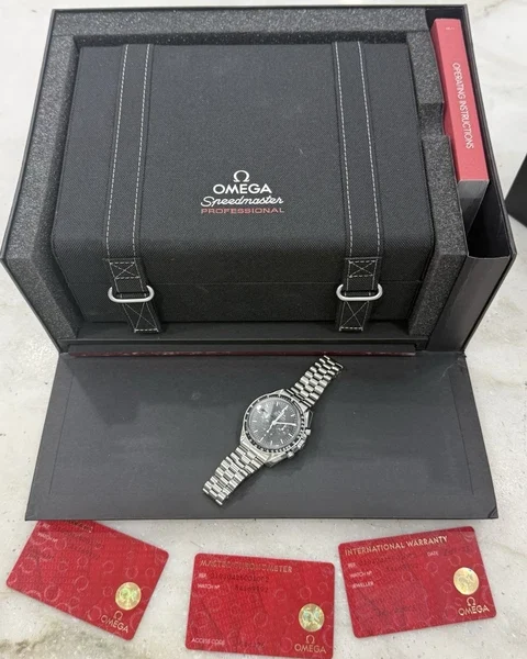Omega speedmaster moonwatch 42 mm, cadran noir, saphir, 2023, référence 310.30.42.50.01.002