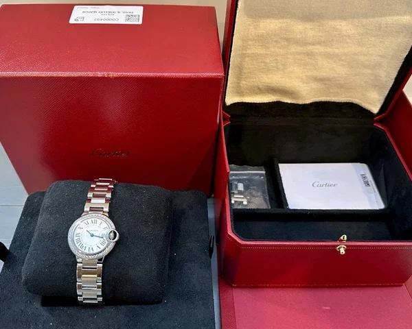 Montre cartier ballon bleu qtz 28 mm pour femme avec lunette sertie de diamants – coffret complet