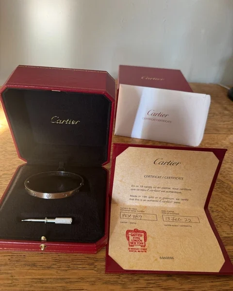 Bracelet jonc vissé cartier love en or blanc 18 carats 2022