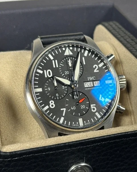 Montre d’aviateur chronographe iwc, cadran noir 43 mm