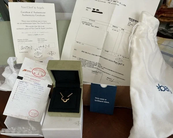 Collier pendentif en or et onyx pure alhambra de van cleef & arpel