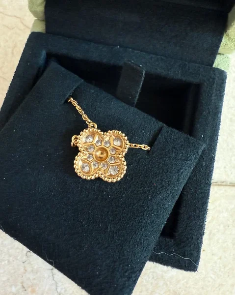 Collier pendentif vintage alhambra en or jaune 18 carats et diamants van cleef & arpels
