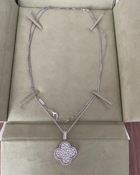 Collier long motif magic alhambra 1 de van cleef & arpels en or blanc et diamants