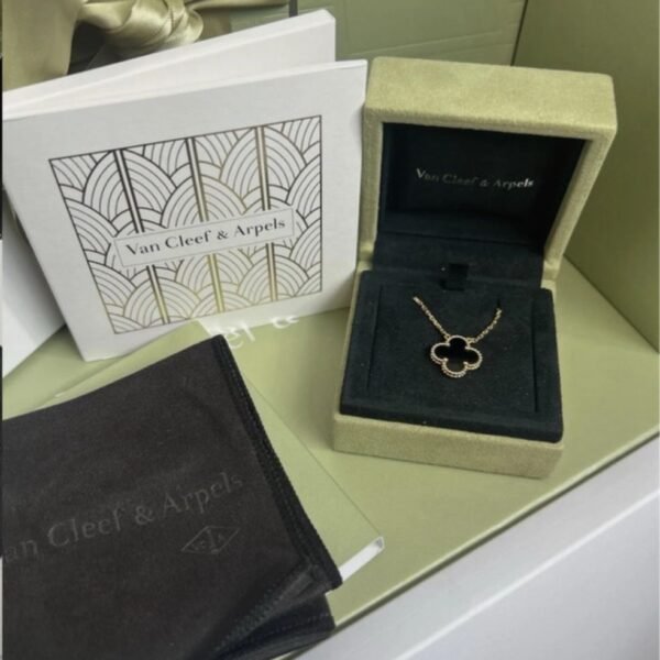 Collier pendentif Van Cleef & Arpels Vintage Alhambra en onyx et or