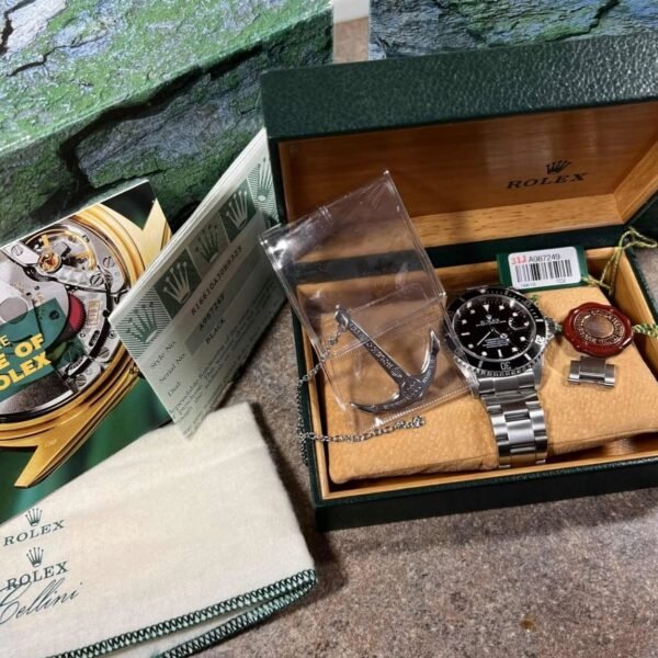 Montre automatique Rolex Submariner Date 16610 en acier avec cadran noir 40 mm