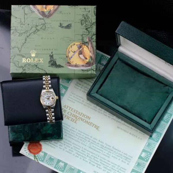 Montre Rolex Datejust pour femme en or et acier, cadran en nacre blanche, lunette cannelée