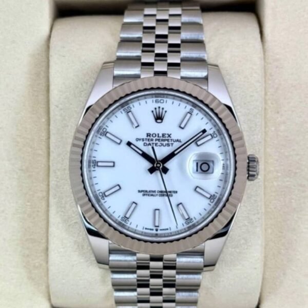 Rolex Datejust 41 126334 Cadran blanc Bracelet Jubilee Lunette cannelée en or blanc 18 carats