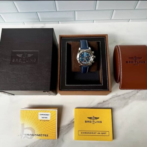 Breitling Chronomat 44 GMT • Cadran bleu Black Eye • Bracelet en cuir bleu ABO42011