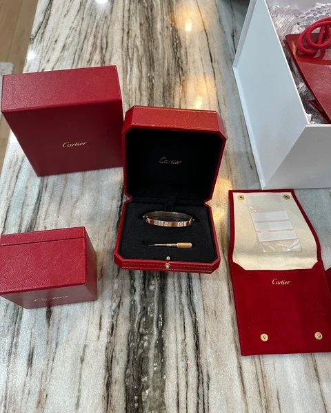 Bracelet love cartier en or rose taille 17
